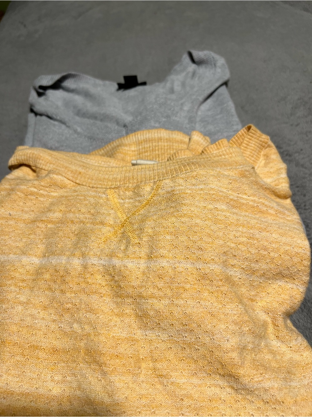 🔥 Bundle 2 Yellow Knit & gray sweater